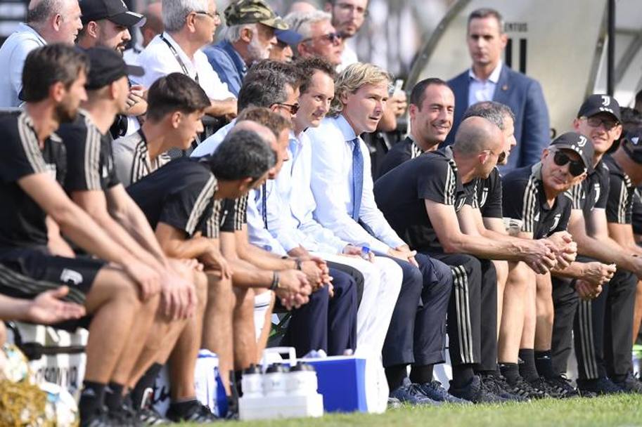 A bordocampo c&#39; un parterre d&#39;eccezione: presente con Nedved, Paratici e Agnelli, anche John Elkann. Mancava all&#39;appuntamento di Villar da 4 anni. 